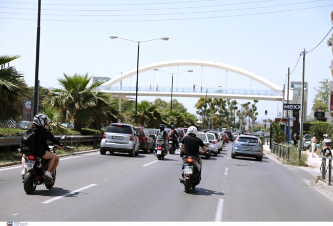 Βούλιαξαν οι οργανωμένες παραλίες της Αττικής - Μποτιλιάρισμα στην παραλιακή [εικόνες]