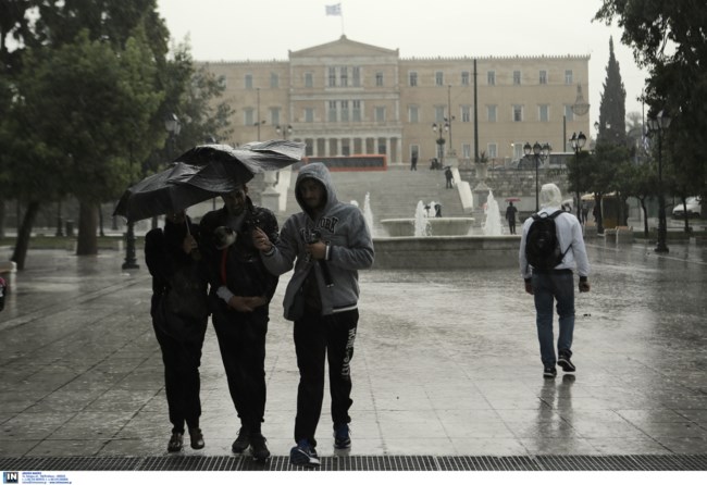 Καιρός: Ανεβαίνει ο υδράργυρος σήμερα, αλλά με βροχές και καταιγίδες - Η πρόγνωση για το Σαββατοκύριακο