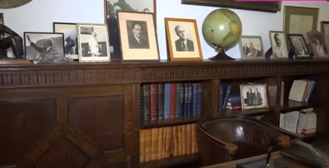 Καστρί: Ο εγγονός του Ανδρέα Παπανδρέου άνοιξε το ιστορικό σπίτι της οικογένειας στις κάμερες - Οι αποκαλύψεις για τον παππού του