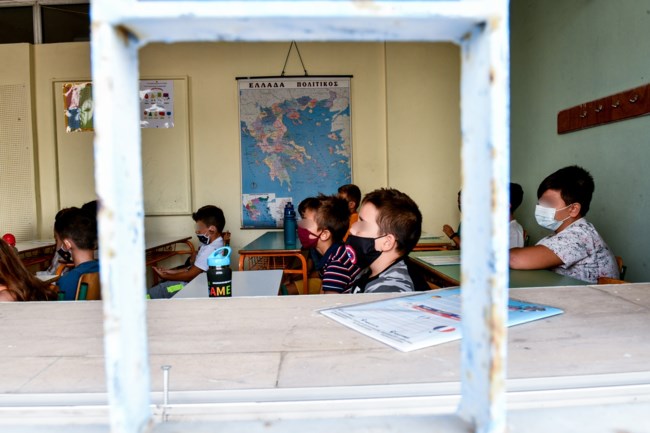 Σχολεία: Συνεδριάζει σήμερα η επιτροπή για τα μέτρα - Τι θα ισχύει με μάσκες και self test