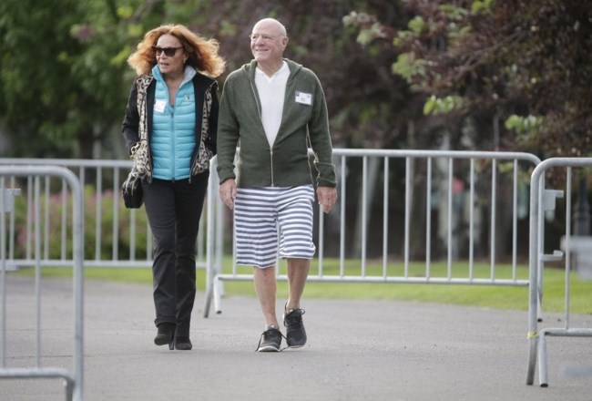 Ο 83χρονος δισεκατομμυριούχος Μπάρι Ντίλερ αποκάλυψε ότι είναι γκέι μετά από 24 χρόνια γάμου με την Νταϊάν φον Φίρστενμπεργκ