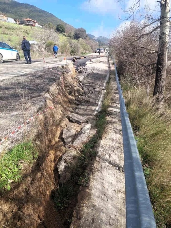 Καθίζηση στην εθνική οδό Πατρών - Τριπόλεως, "κόπηκε" η σύνδεση προς Πάτρα