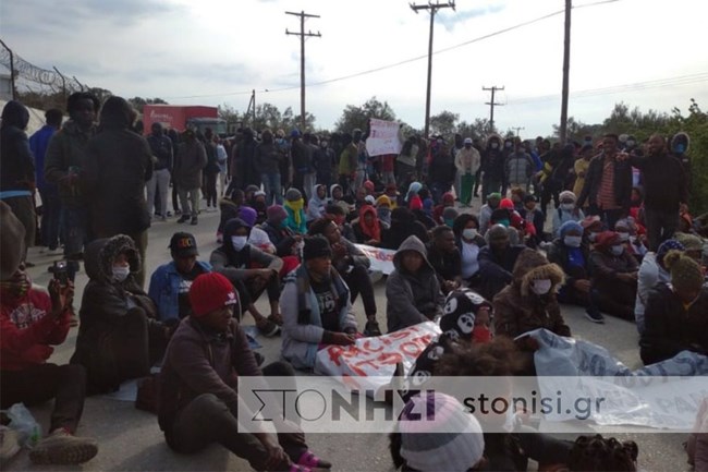 Μόρια: Κατάληψη στην είσοδο του ΚΥΤ από πρόσφυγες και μετανάστες - Ζητούν να φύγουν λόγω κορονοϊού