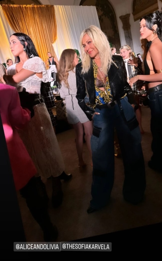 Άννα Βίσση: Στιλάτη στην εβδομάδα μόδας της Νέας Υόρκης με bralette, jeans και δερμάτινο τζάκετ