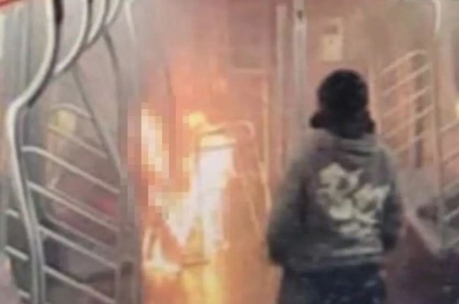 Φρίκη στη Νέα Υόρκη: Η στιγμή που ο άνδρας που έβαλε φωτιά σε γυναίκα στο μετρό την παρακολουθεί ατάραχος να καίγεται