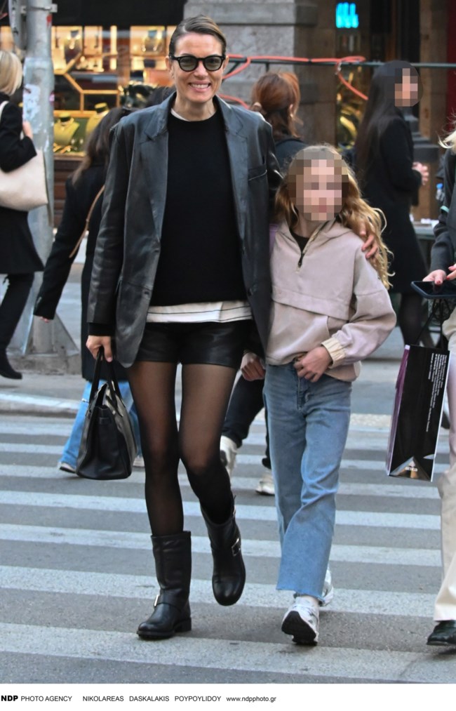 Η Βίκυ Καγιά με την κόρη της Μπιάνκα στη Βουκουρεστίου- Το στιλ είναι οικογενειακή υπόθεση