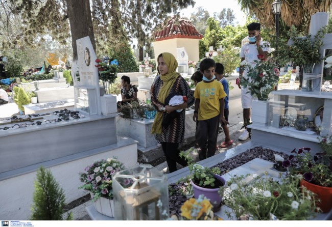 Η "νεκρόπολη" της Λέσβου: Ζωή στα νεκροταφεία με τα παιδιά πάνω σε τάφους - 10 συγκλονιστικές εικόνες