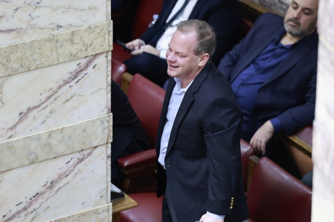 Χαλαρός στα έδρανα της Βουλής ο Καραμανλής, γελούσε την ώρα που δεχόταν "πυρά" από τους πολιτικούς αρχηγούς [Εικόνες]