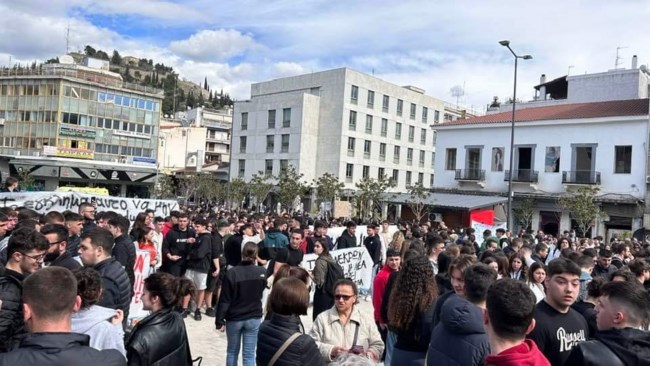 "Στέρεψαν τα δάκρυα και έγιναν οργή": Πλήθος κόσμου στην Λαμία διαδήλωσε για τα θύματα της τραγωδίας στα Τέμπη