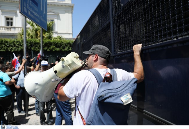 Ένταση στο συλλαλητήριο της ΟΛΜΕ: Κλούβες της ΕΛ.ΑΣ. μπλόκαραν τους εκπαιδευτικούς στην Αμαλίας