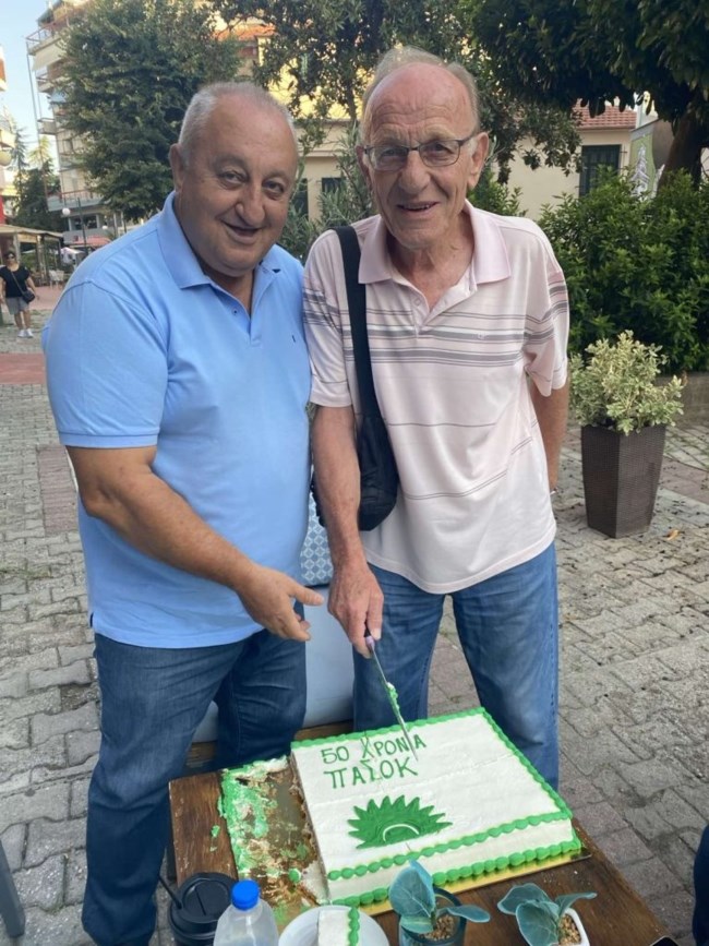 Τρίκαλα: Έκοψαν τούρτα για τα 50 χρόνια του ΠΑΣΟΚ και τη μοίρασαν στους περαστικούς [εικόνες]
