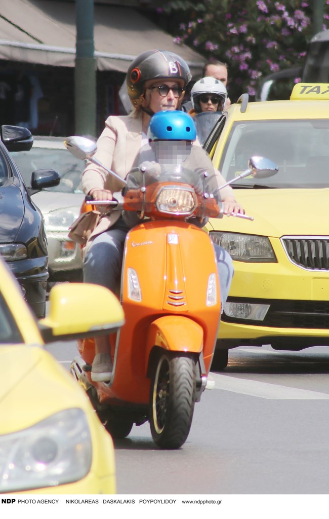 Σία Κοσιώνη: Easy rider μαζί με τον γιο της Δήμο Μπακογιάννη - Οδηγεί πορτοκαλί βέσπα στο κέντρο της Αθήνας