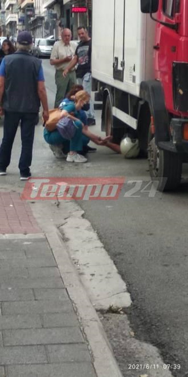 Σοκαριστικό τροχαίο στην Πάτρα: Μοτοσυκλετιστής σφηνώθηκε κάτω από φορτηγό [εικόνες]