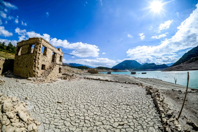 Εντυπωσιακές αλλά και ανησυχητικές εικόνες: Αναδύθηκε ακόμα περισσότερο το βυθισμένο χωριό Κάλλιο στη λίμνη του Μόρνου