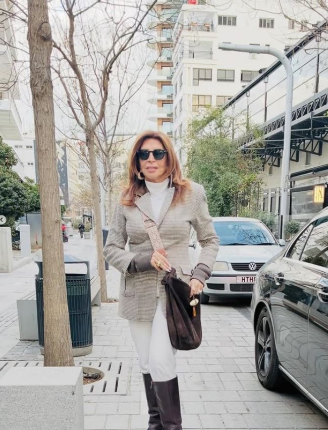 Μιμή Ντενίση: Super chic στην Κύπρο