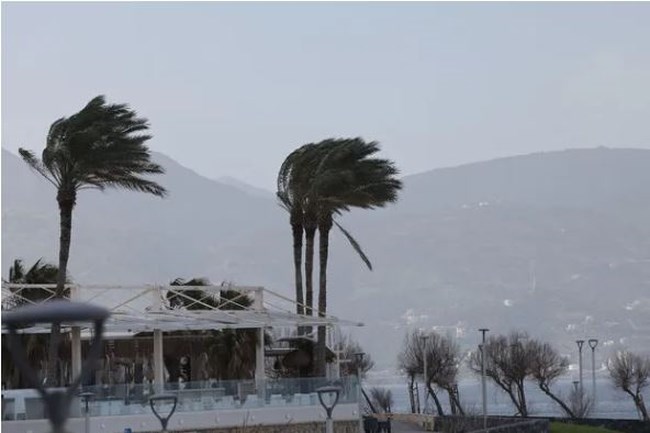 Κρήτη: Αποπνικτική η ατμόσφαιρα στο Ηράκλειο, από την αφρικανική σκόνη και τους νοτιάδες