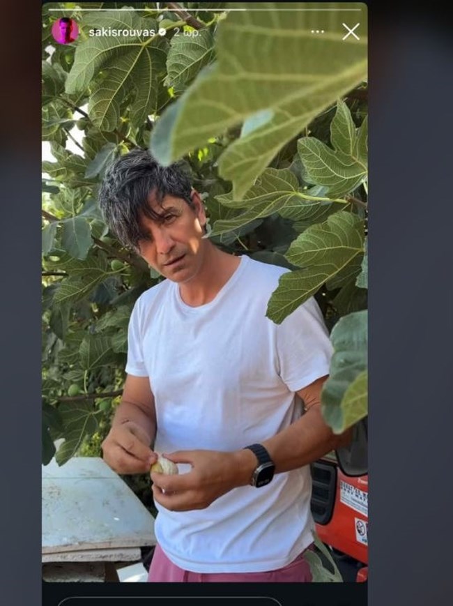 Ο Σάκης Ρουβάς μαζεύει σύκα στον κήπο του στον Νέο Βουντζά - Το μίνι τρακτερ του ποπ σταρ