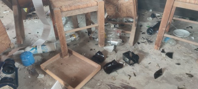 Κυπαρισσία: Άγνωστοι βανδάλισαν το "Τρενοτεχνείο" του Νίκου Καλογερόπουλου - Ξέσπασε σε κλάματα ο ηθοποιός [εικόνες - βίντεο]