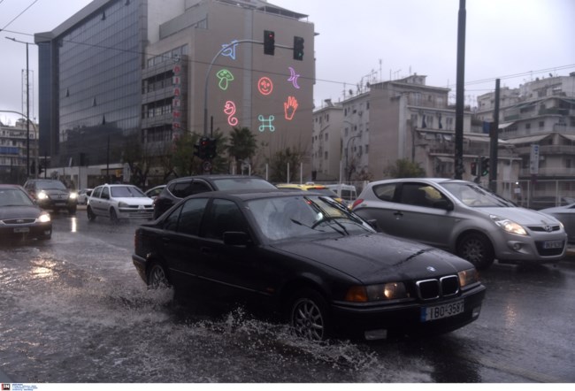 Σε εξέλιξη η κακοκαιρία με βροχές και καταιγίδες: Μποτιλιάρισμα στους δρόμους της Αττικής - Αναλυτική πρόγνωση
