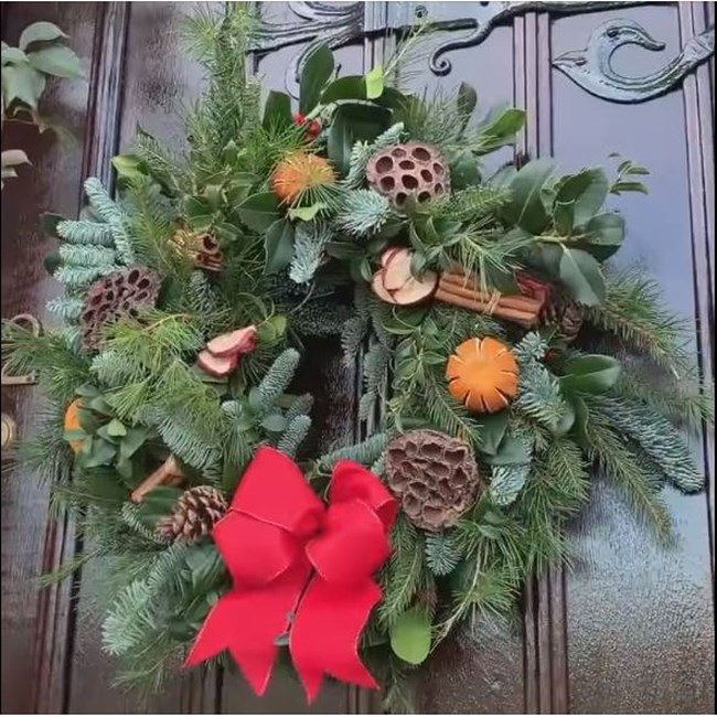 queen elizabeth christmas deco