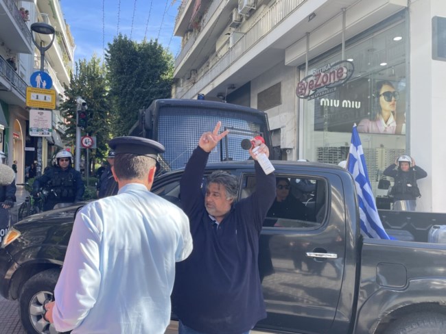 "Είστε ανεπιθύμητοι στη Θεσσαλία": Οργή κτηνοτρόφων στο γραφείο Κέλλα – Έχυσαν γάλα στο δρόμο