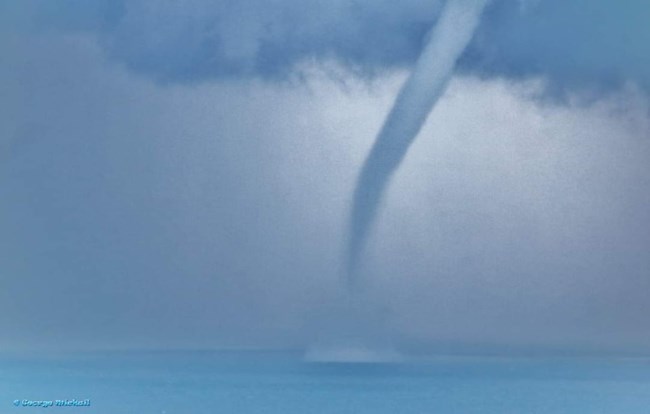 Υδροστρόβιλοι έκαναν την εμφάνιση τους στην Σκόπελο σήμερα το πρωί.