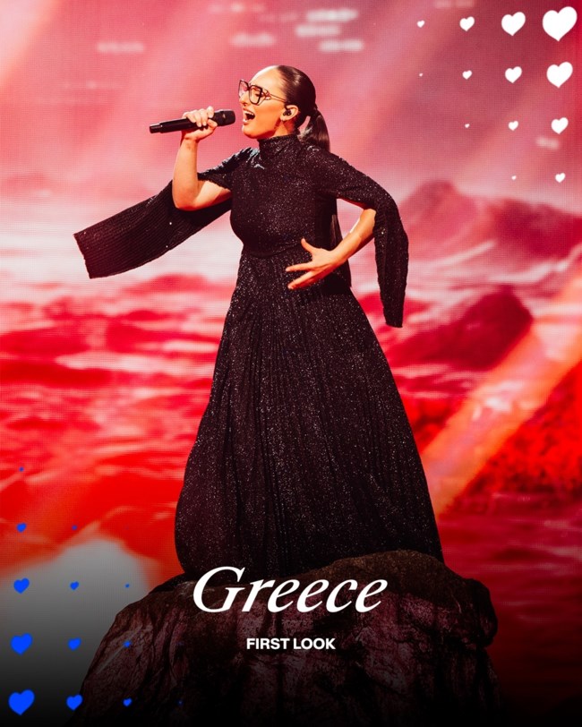 Eurovision 2025: Οι πρώτες φωτογραφίες από την πρόβα της Klavdia - Με εντυπωσιακό μαύρο μακρύ φόρεμα πάνω σε βράχο