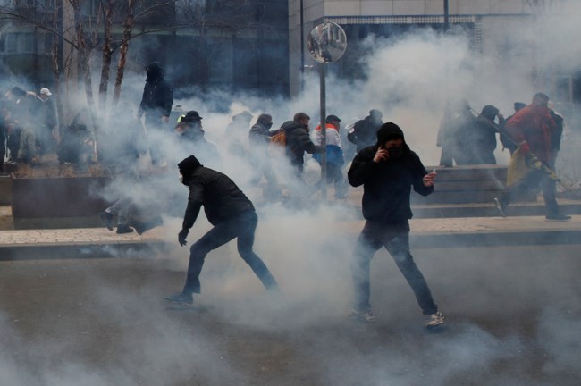 Βέλγιο: Αγρια επεισόδια σε διαδήλωση κατά των μέτρων για την πανδημία [εικόνες - βίντεο]