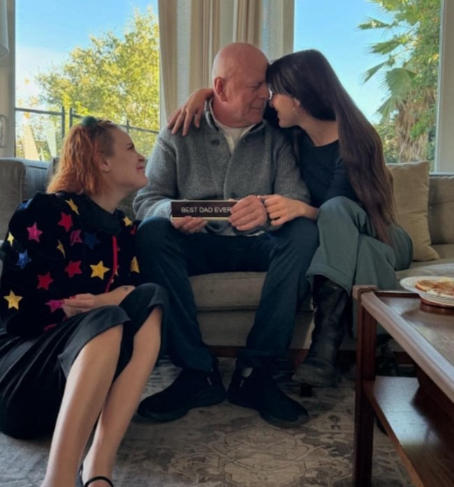 "Best Dad Ever": Ο Μπρους Γουίλις ποζάρει με τις δύο κόρες του για την Ημέρα των Ευχαριστιών
