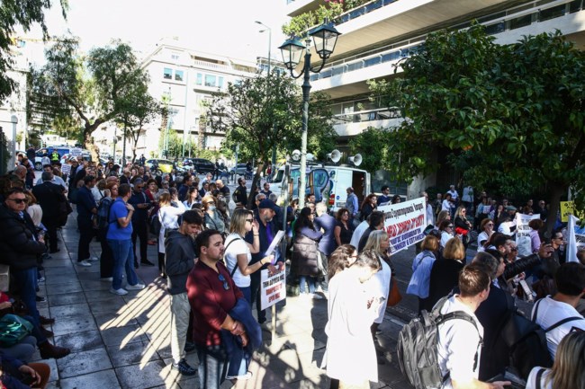 Στο μέγαρο Μαξίμου οι εργαστηριακοί γιατροί: "Φτάνει πια η αδικία, το clawback είναι υφαρπαγή"