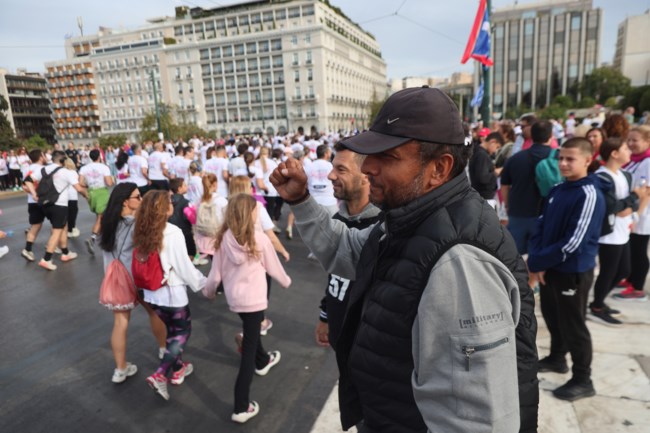 Ανησυχία για την υγεία του Πάνου Ρούτσι: Συγκλονιστικές στιγμές στο Σύνταγμα με δρομείς να τον αγκαλιάζουν [εικόνες - βίντεο]