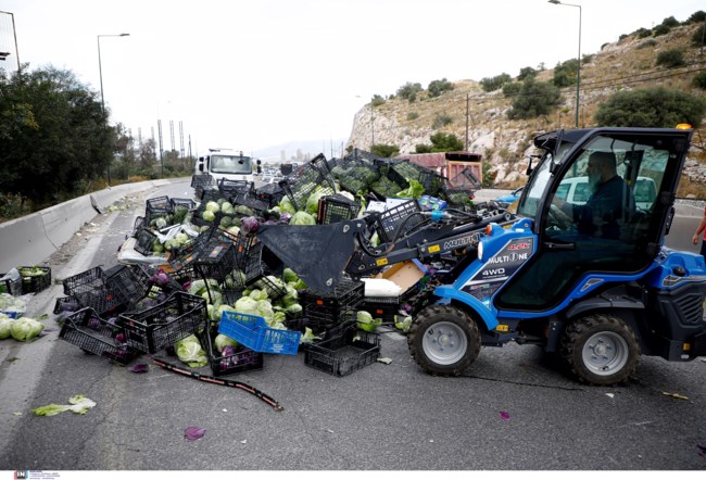 Γέμισε με λάχανα η Αθηνών-Κορίνθου μετά από ανατροπή νταλίκας - Εμεινε κλειστή για 4 ώρες [εικόνες]