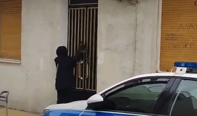 Πάτρα: Λουλούδια στην πόρτα του σπιτιού της Ρούλας Πισπιρίγκου - Για τα τρία νεκρά κοριτσάκια [Εικόνες - Βίντεο]