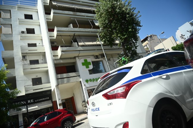 Ν. Σμύρνη: "Ο αδελφός μου δεν αναπνέει, είναι πεθαμένος", τα πρώτα λόγια της 43χρονης - Βρέθηκαν κηλίδες αίματος σε μπάνιο και κουζίνα