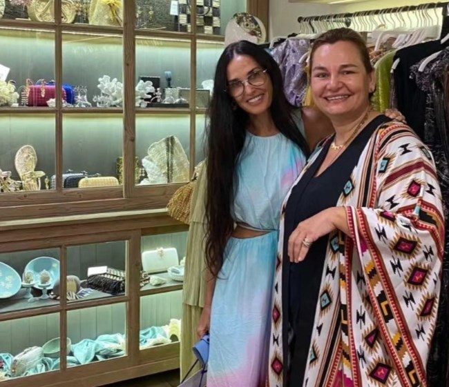 Συνεχίζει τις διακοπές της στην Ελλάδα η Ντέμι Μουρ: Μετά το Αιγαίο επισκέφθηκε το Ιόνιο - Νέες φωτογραφίες από την Κεφαλονιά