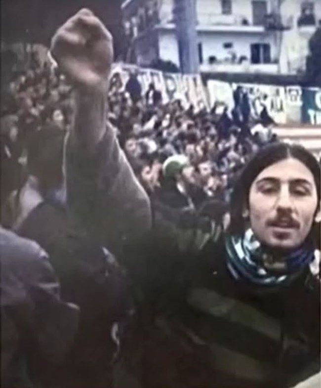 Ένας αγνώριστος Νίκος Ανδρουλάκης: Με μακρύ μαλλί και κασκόλ του Παναθηναϊκού στα 19 του