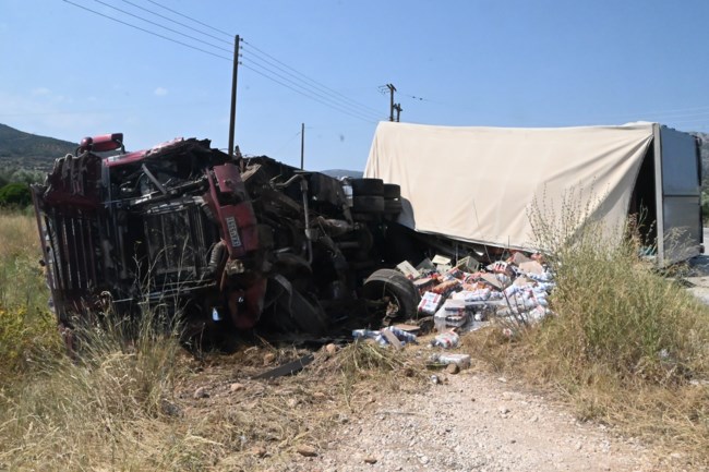 Τραγωδία στις Μυκήνες: Τρεις νεκροί μετά τη σύγκρουση νταλίκας με τζιπ - Πήρε φωτιά το ΙΧ [βίντεο]