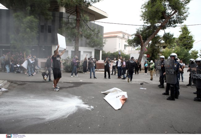 Επεισόδια έξω από την πρεσβεία του Ιράν στην Αθήνα - Χρήση χημικών από την ΕΛΑΣ [Εικόνες - Βίντεο]