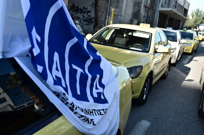 Με καπνογόνα και κόρνες οι ταξιτζήδες στο υπουργείο Μεταφορών - Ζητούν να μπαίνουν στις λεωφορειολωρίδες [εικόνες]