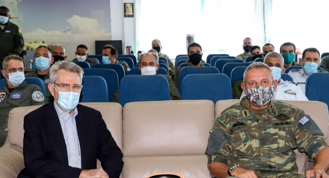 Με μάσκα παραλλαγής ο Φλώρος με τον Πάιατ στη στρατιωτική άσκηση Ελλάδας – ΗΠΑ στην Ελευσίνα [εικόνες]