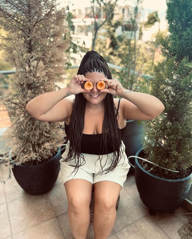 Με νέο look η Δανάη Μπάρκα - Εκανε ράστα τα μαλλιά της [εικόνες]