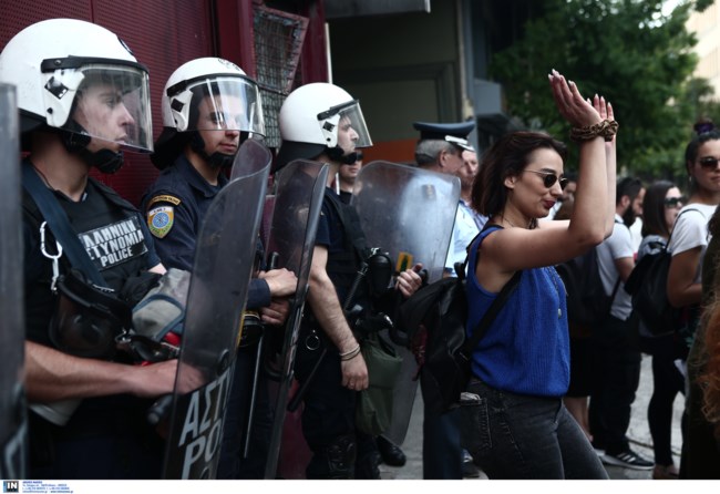 Καλλιτέχνες: Έβαλαν νότες στη διαμαρτυρία τους και συγκεντρώθηκαν στα Προπύλαια [Εικόνες]