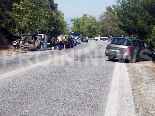 Καβάλα: Επικίνδυνο τροχαίο κοντά στο Ακροβούνι - Υπάρχουν τραυματίες [εικόνες]