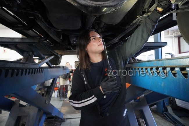 Η 20χρονη Γεωργία που επισκευάζει αυτοκίνητα στα Χανιά: "Οι πελάτες ενθουσιάζονται" [εικόνες - βίντεο]