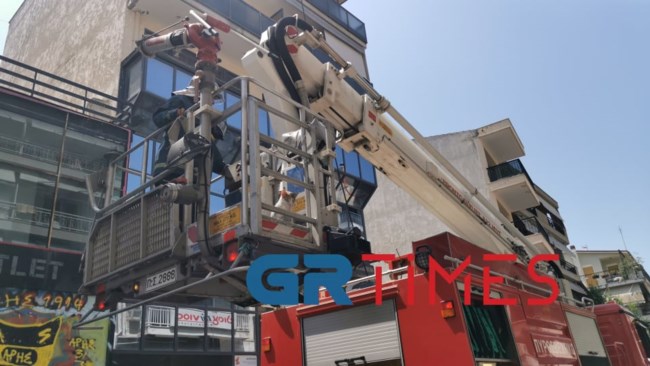 Φωτιά σε διαμέρισμα της Καλαμαριάς: Η Πυροσβεστική διέσωσε γάτα με το γερανοφόρο [βίντεο]