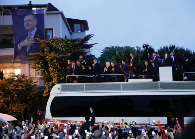 Με τραγούδι ευχαρίστησε τους υποστηρικτές του ο Ερντογάν