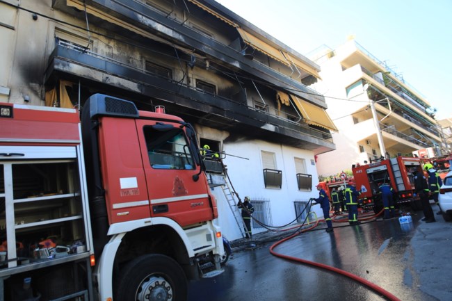 Φωτιά σε διαμέρισμα στη Ριζούπολη: Απεγκλωβίστηκαν 6 ένοικοι της πολυκατοικίας