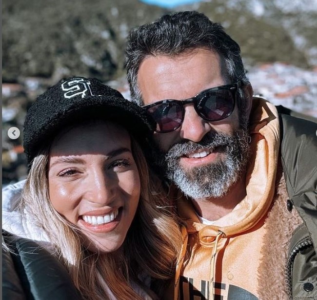 Αθηνά Οικονομάκου: Το τέλειο puffer μπουφάν που φόρεσε στην απόδραση στη Στεμνίτσα [Εικόνες - Βίντεο]