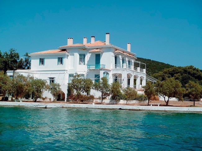 Πεταλιοί: Το νησί όπου δούλευε ο δολοφόνος της Γλυφάδας- Η βίλα του εφοπλιστή Καρνέση και η διαμάχη με τους Εμπειρίκους