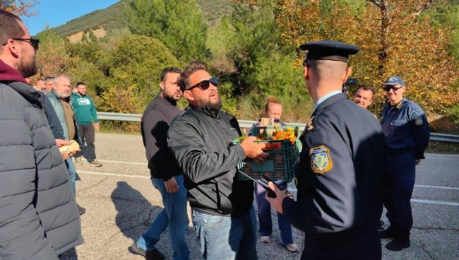Αγρότες μοίρασαν πορτοκάλια σε αστυνομικούς στην Αιτωλοακαρνανία [εικόνες]